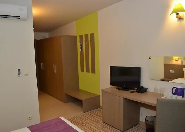 Aqua Nevis & Aqua Park 3* סאני ביץ'